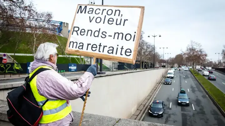 Французы массово протестуют против пенсионной реформы