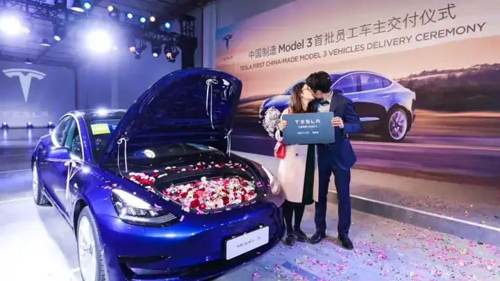 Запущен завод Tesla в Китае: первые электрокары вручены покупателям