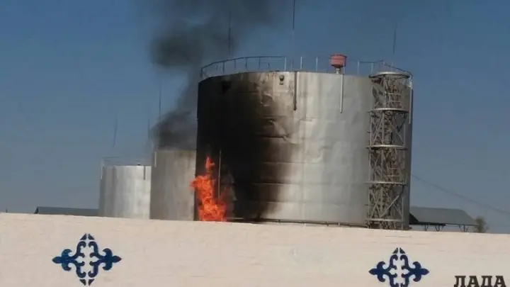 В Жанаозене горит нефтебаза