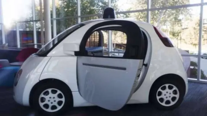 Автомобиль Google-беспилотник впервые попал в ДТП