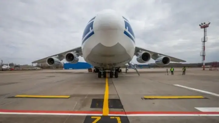 Военные сыграли в хоккей на борту самолета Ан-124. Видео