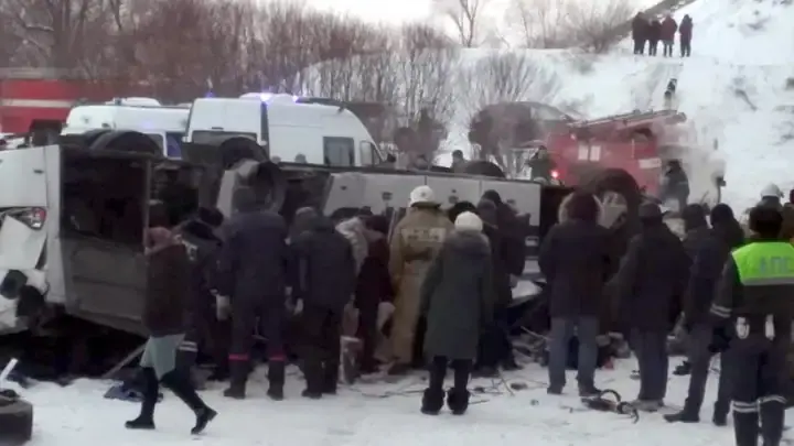 Автобус упал с моста в России: погибли 19 человек