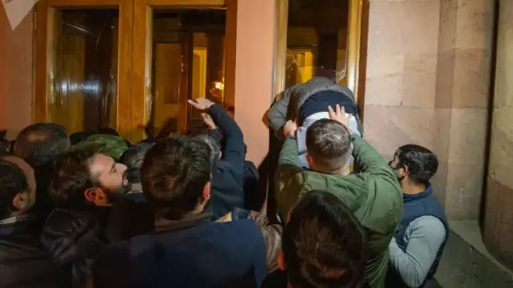 Протесты в Армении: до полусмерти избит спикер парламента