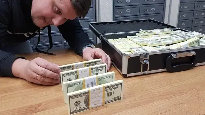 100 долларовых миллионеров просят забрать у них деньги