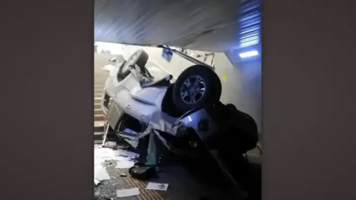 Авто свалилось в подземный переход в Алматы. Трое детей среди пострадавших. Видео