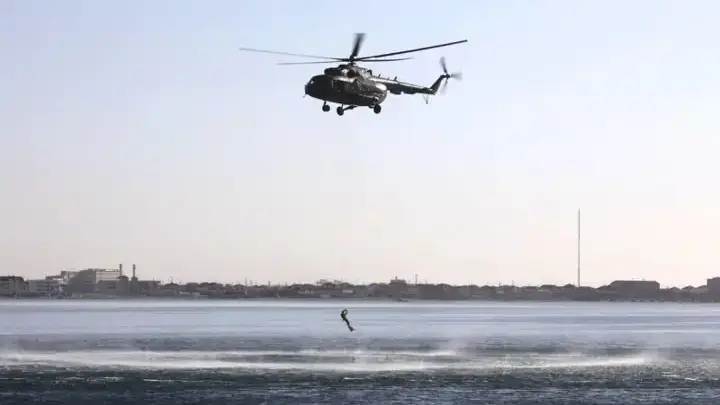 Рабочих в Каспийском море эвакуировал армейский вертолет