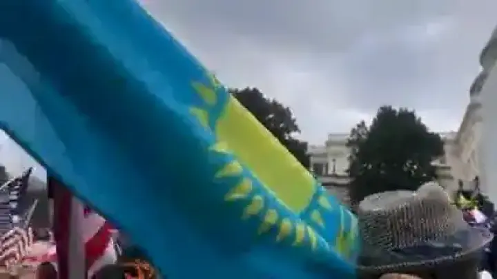 Казахстанский флаг штурмовал Капитолий в США. Видео