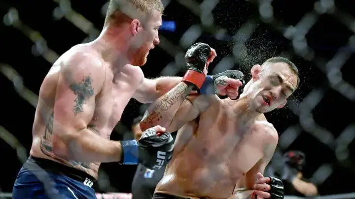 Тони Фергюсон — Джастин Гэтжи. Видео полного боя за титул чемпиона UFC