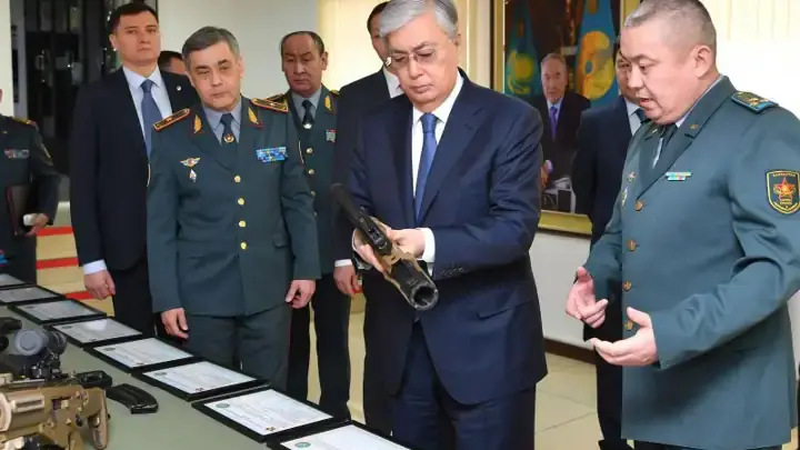 Токаев посетил штаб-квартиру военной разведки Казахстана
