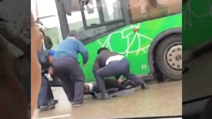 «Алга под автобусы!» — человека буквально выдернули из-под днища автобуса в Алматы