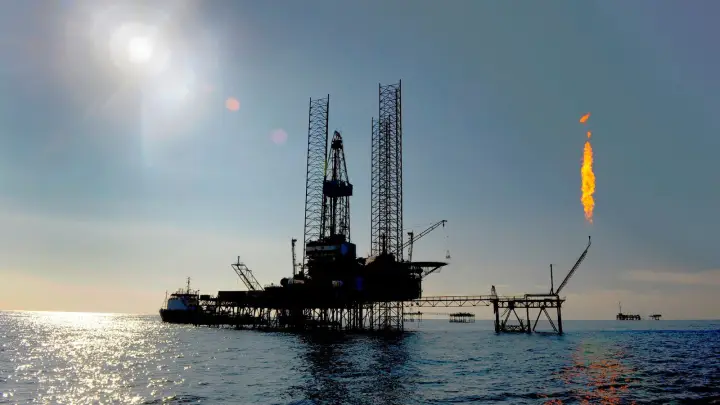 Буровая установка на Каспийском море
