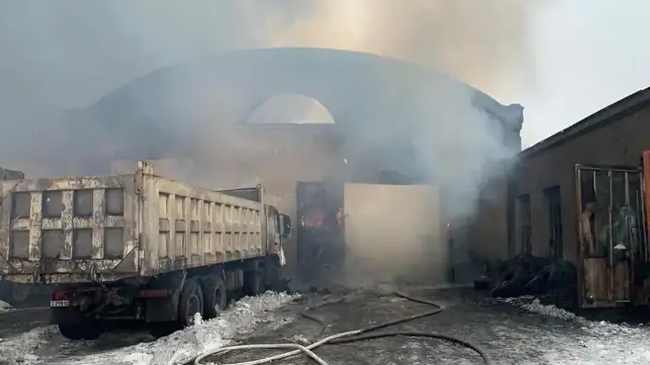 Семь грузовиков сгорели в Караганде, видео