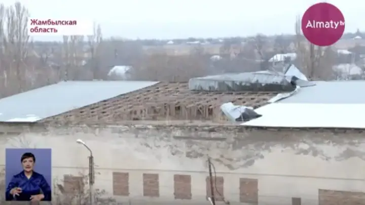 Ураган сорвал крыши домов в Жамбылской области