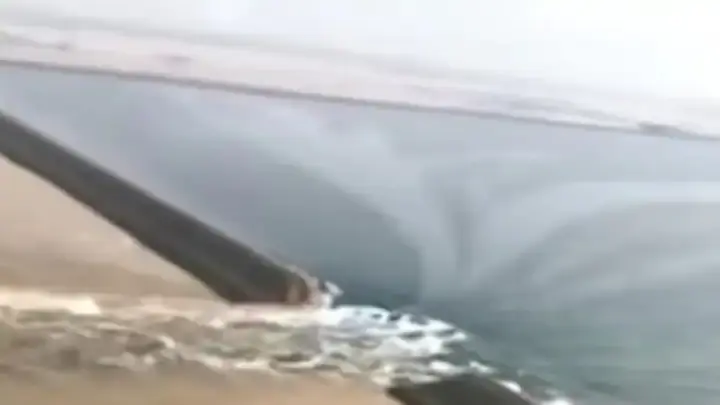 Страшные видео прорыва дамбы Сардобинского водохранилища в Узбекистане