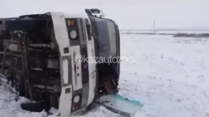 Перевернулся автобус с 23 пассажирами на трассе близ Актобе