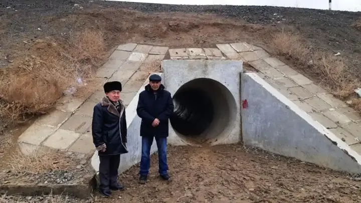 Затерянный мир. Через туннель общаются с чиновниками жители села в Атырауской области