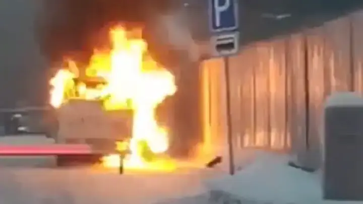 Маршрутный автобус сгорел в аэропорту Нур-Султана