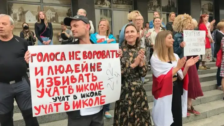 Акция поддержки учителей прошла в Минске в ответ на совет Лукашенко