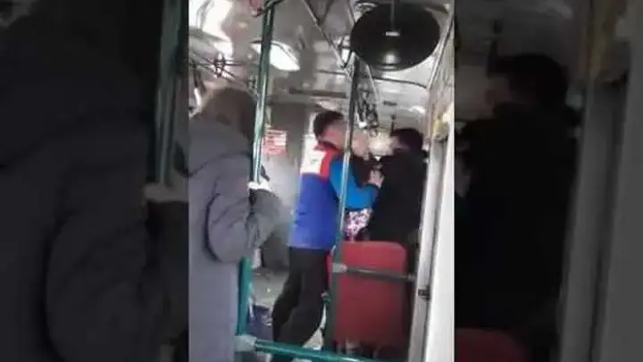Кондуктор избил пассажира автобуса в Уральске — видео
