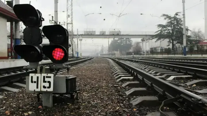 «Ты не рожаешь сына». Мать бросилась под поезд с тремя детьми. Подробности