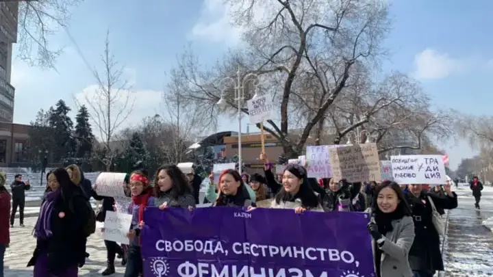 Марш феминисток Алматы был «похоронным» и решительным, видео