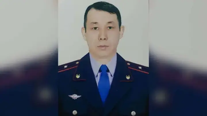 Токаев наградил полицейского, прыгнувшего с 13-го этажа