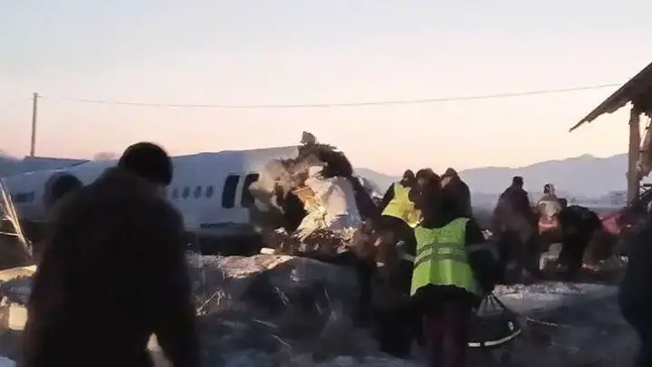 Разбился самолет Bek Air с 95 пассажирами под Алматой, есть выжившие