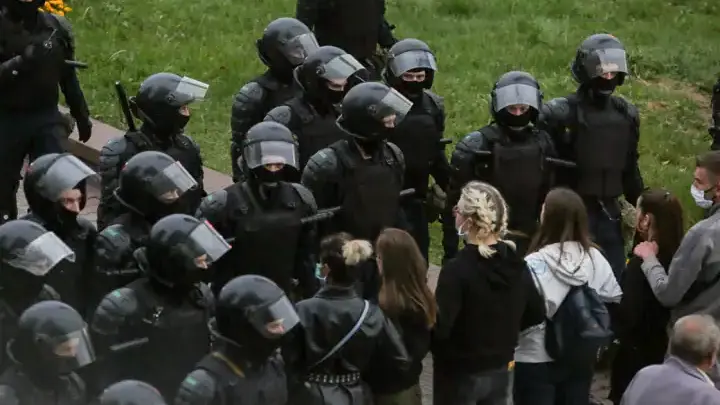 Протесты в Минске: полицейские рвут свою форму. Видео