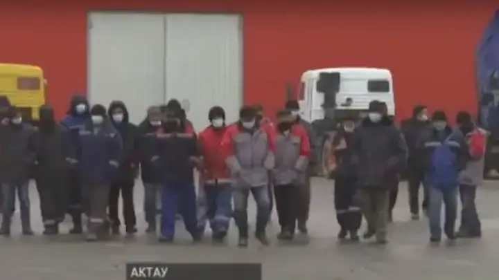 Транспортники Мангистау взбунтовались. Три месяца сидят без хлеба. Видео