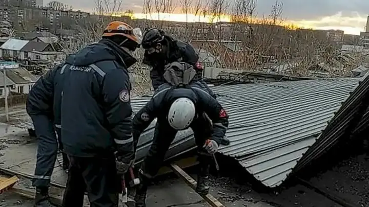 Павлодарский колледж лишился крыши из-за ураганного ветра