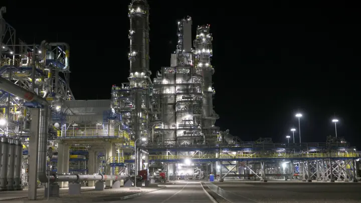 A gas processing plant at night (illustration: Amur GPP, Russia)