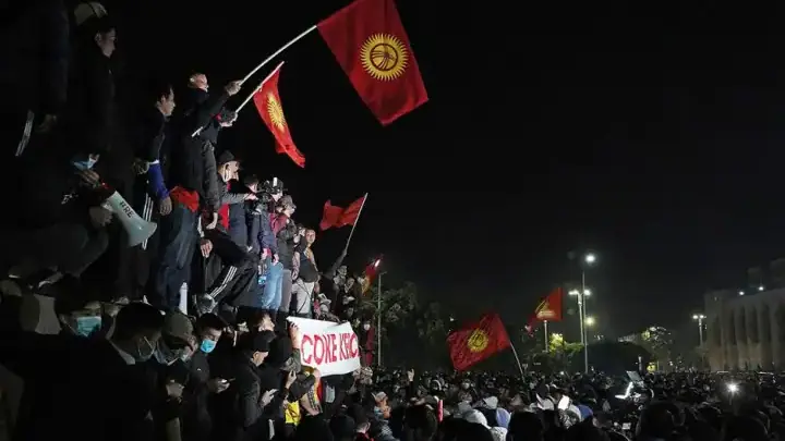 Горящий парламент протестующего Кыргызстана. Есть жертвы. Видео