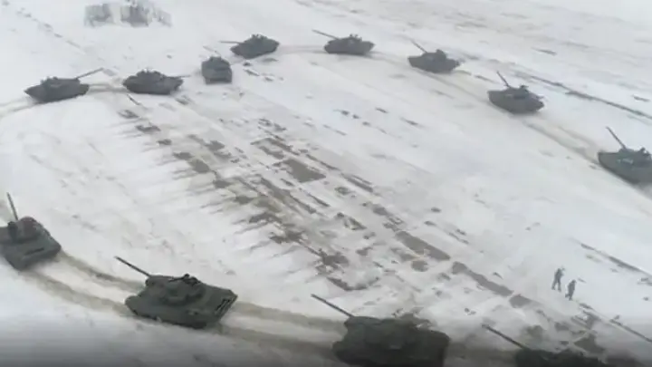 Боевые танки выстроились «сердцем» для любимой россиянина