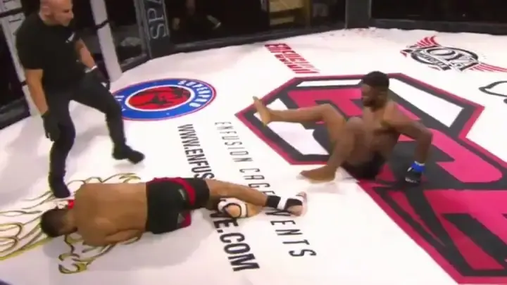 Бойцы MMA синхронно отправили друг друга в нокдаун