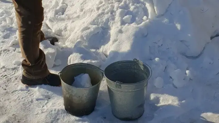 Кастрюльная вода. Сельчане топят снег, чтобы добыть воду. Видео