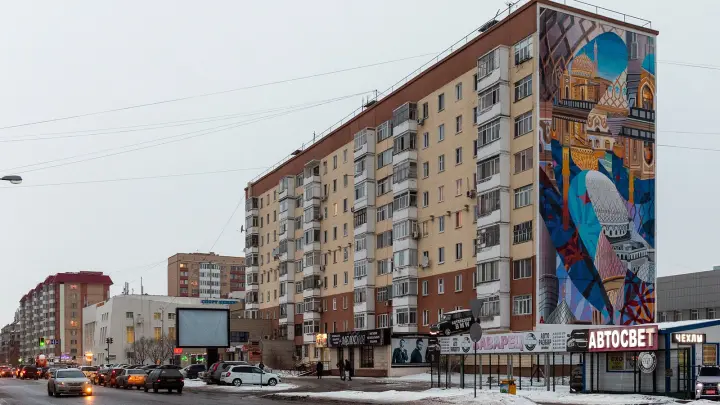 Жилой дом с муралом на улице Астаны, февраль 2019 года