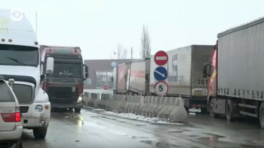 Пломбой по фурам. Кыргызстан обвинил Казахстан в слежке за грузовиками — видео 
