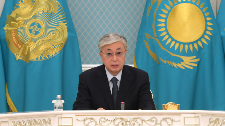 Президент Казахстана поручил выплатить по 4 млн тенге семьям погибших в авиакатастрофе близ Алматы 