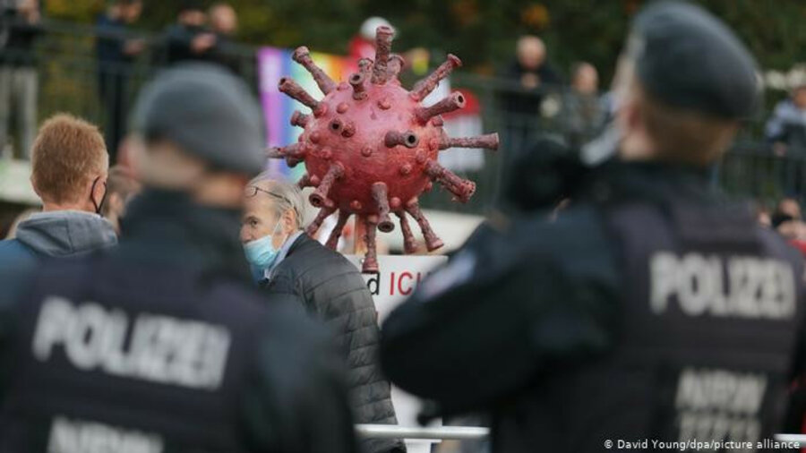 Массовые антиковидные протесты идут в Германии 