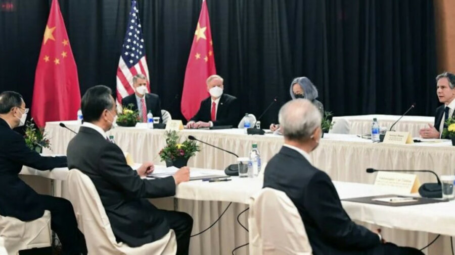 Встреча дипломатов Китая и США стала скандальной. Видео с Аляски 