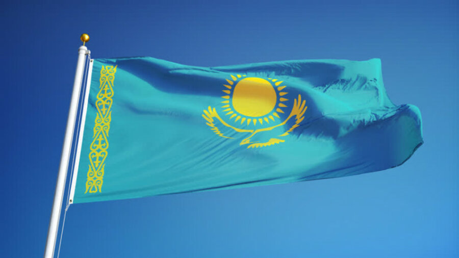 Флаг Казахстана висел «вверх ногами» на вокзале Нур-Султана 