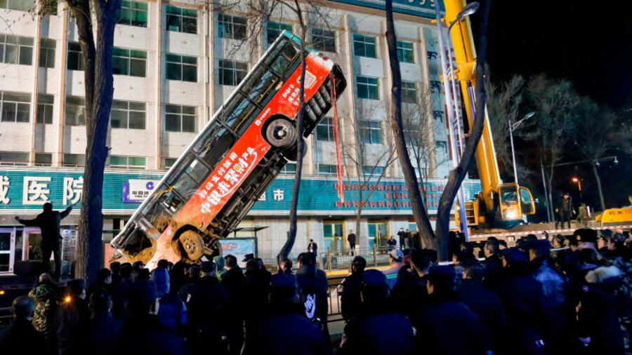 Автобус провалился под асфальт в Китае, затем взорвался — видео 