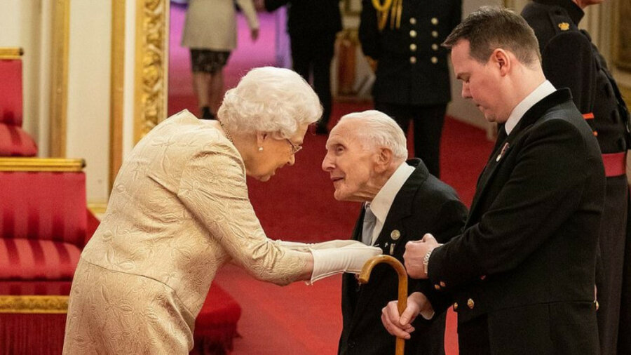 Королева Елизавета вручила награды в перчатках. Впервые за много лет 