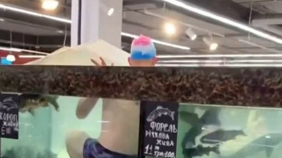«Я — карп». Человек-ихтиандр объявился в украинском супермаркете 