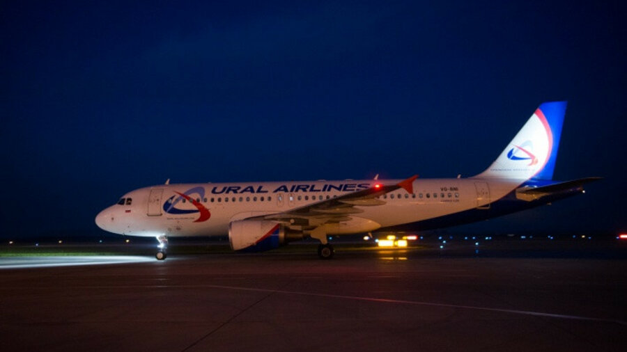 Самолет, вырабатывавший топливо над Екатеринбургом, приземлился 