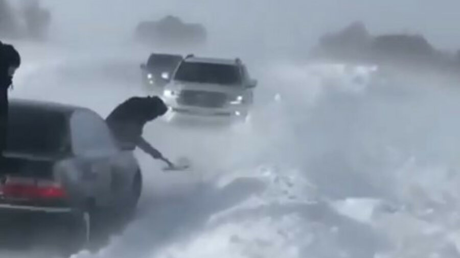 На трассе Зеренда – Балкашино в снежный плен попали десятки автомашин 