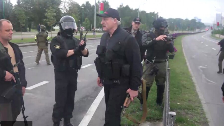 Лукашенко с автоматом защищает свою резиденцию. Видео 