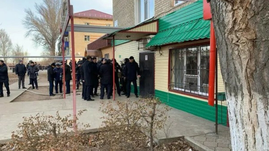 ЧП в Уральске: мужчина с гранатой удерживает заложника 