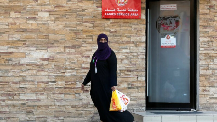 Женщин и мужчин уравняли в правах в Саудовской Аравии, пока только в ресторанах 