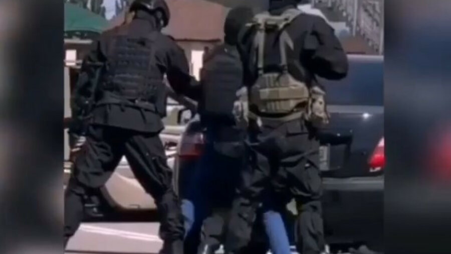 Видео, где спецназ обезвредил мужчину в Алматы, прокомментировала полиция 